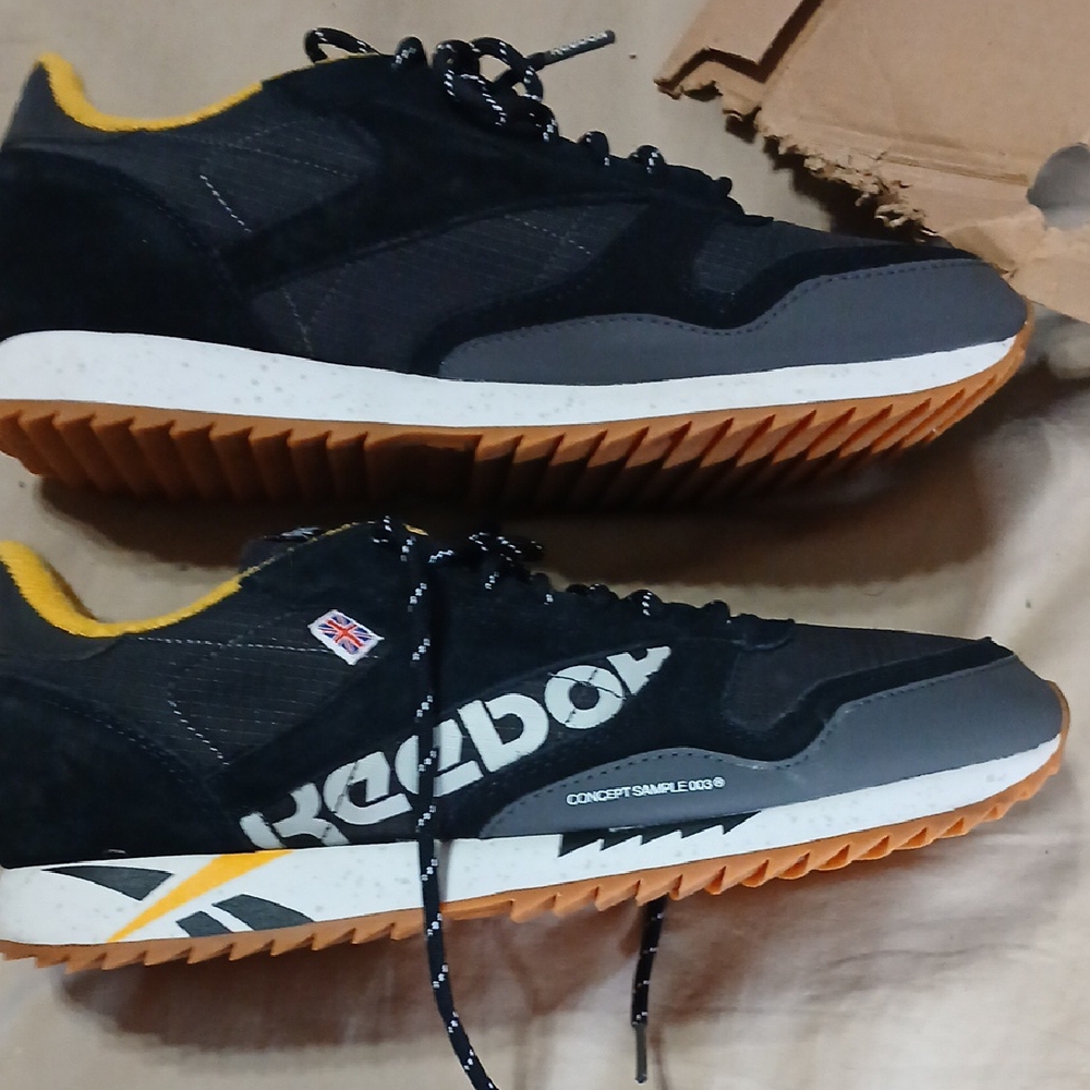 Reebok Men's Black and Gray Sneakers